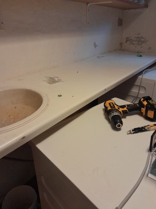 Skruet bordplade løs og  fjernet den