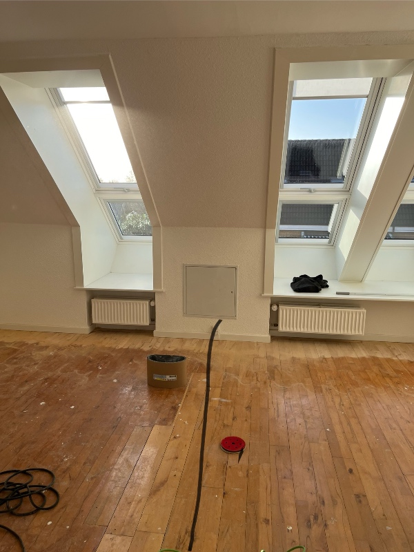 En gipsvæg - opdeling af rum. Mål L: 3,70 cm H: 2,33