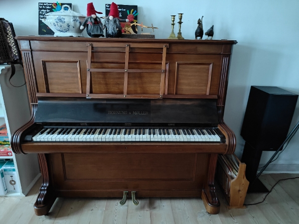 Flytning /ombytning af klaver og flytning af kølefryseskab