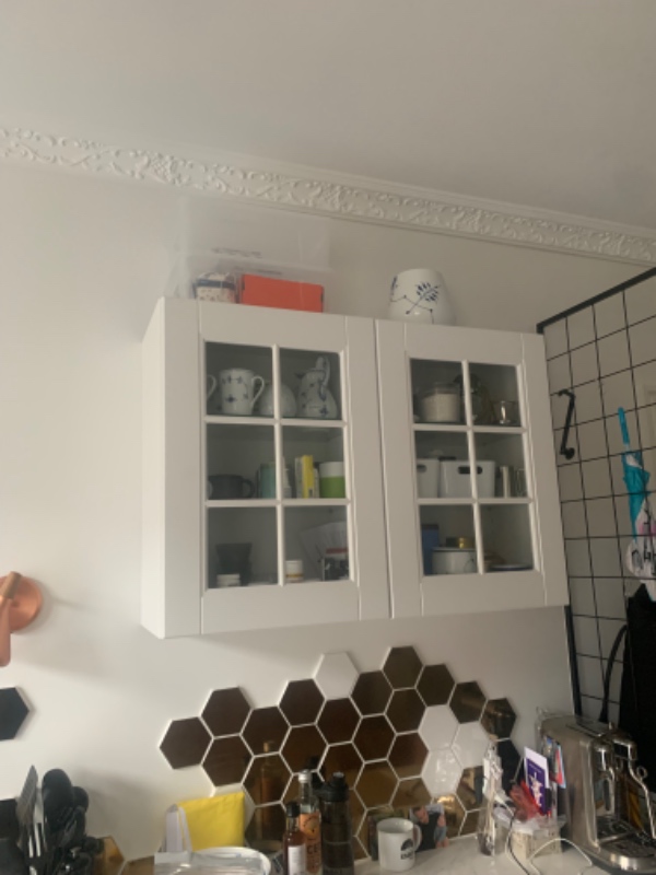 Hængt et vitrineoverskab op i vores køkken.