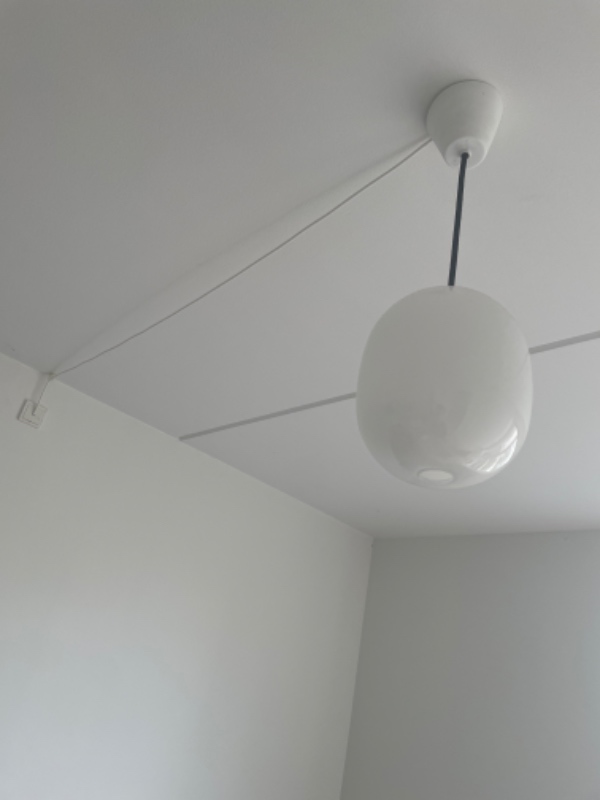 Lamper monteres ned fra loftet