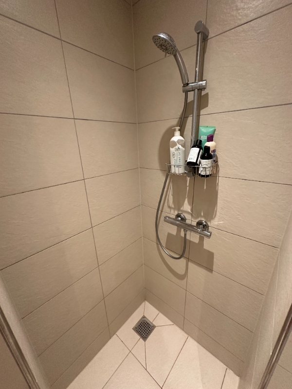 Fjerne fliser og sætte nye på mindre badeværelse i 2850