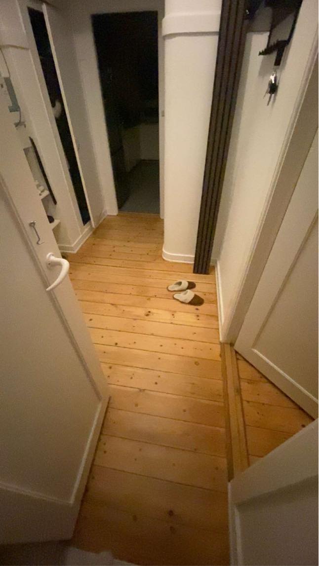 Ligge laminatgulv på 25 kvm fordelt på stue og entre