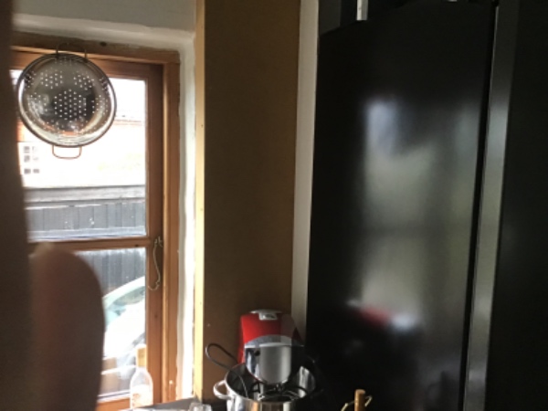 Opsætning af hylde i køkken Og akustikplader