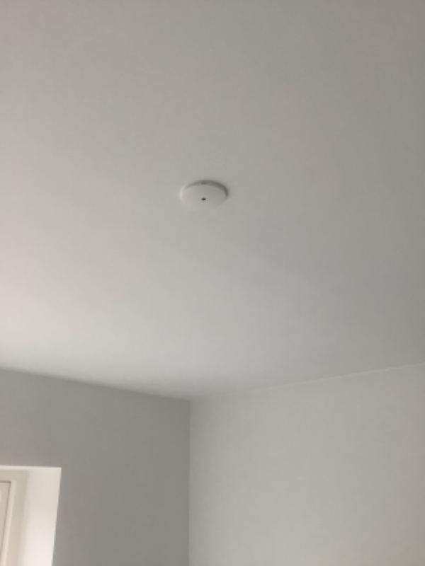 Opsat lamelgardiner i stue , soveværelse og værelse. Lamper i stue og køkken og gang og soveværelse.