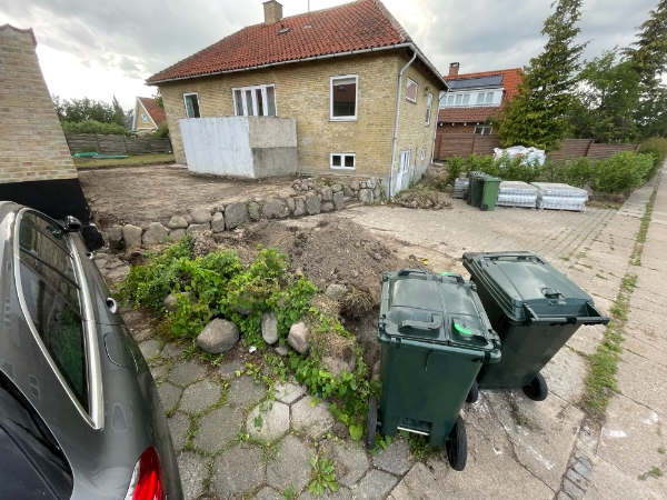 fjern ca. 6 kubikmeter jord og 10 sten, ø ~ 50 cm, lige ud til vej