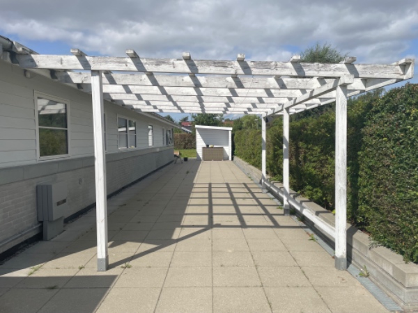 Slib, mal og nyt tag på pergola