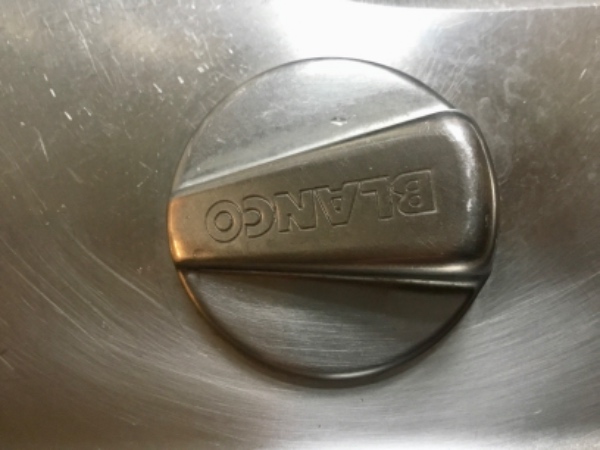 Skift af kontakt, fixe køkkenlågehængsel, fuge under toilet