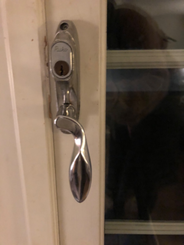 Dørhåndtag til terrassedør, da den er svær at lukke. Ønsker endvidere et håndtag sat på udvendigt på