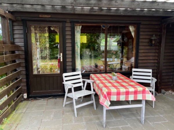 Træterasse på va 20 kvm i kolonihave hus.