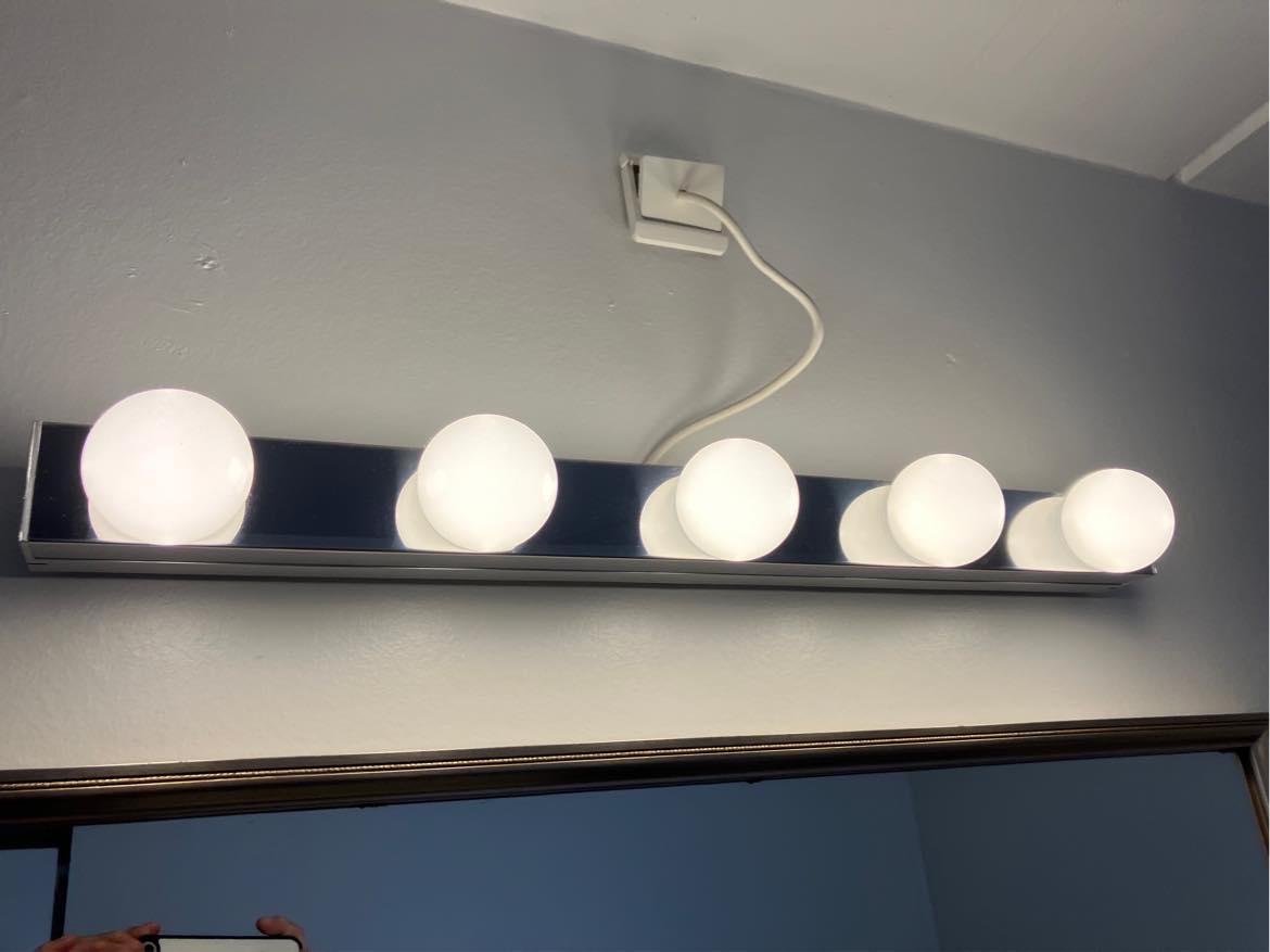 Handyman: Der skal sættes 4 loftslamper op i køkken, 1 loftslampe i soveværelse,  1 loftspot med 4 spot i soveværelse 1 loftslampe i gæsteværelse og 1 loftspot 5 spots i gangen. Tilslutning af elektrisk røgalarm/brandalarm. Fastgøring af ramme ved stikkontakt til lampeudtag badeværelse/evt. udskiftning af samme (Det er betonlofter. )