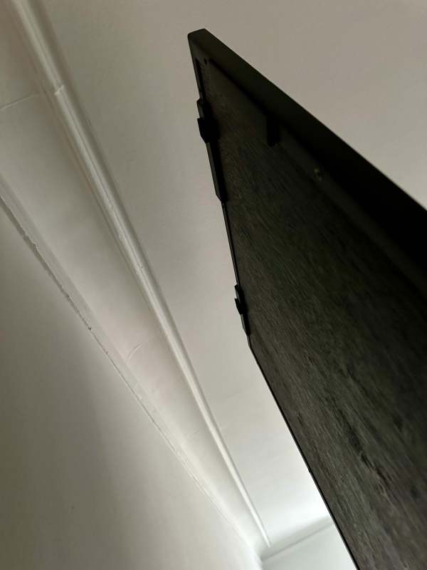 Ophæng af to spejle samt natbord