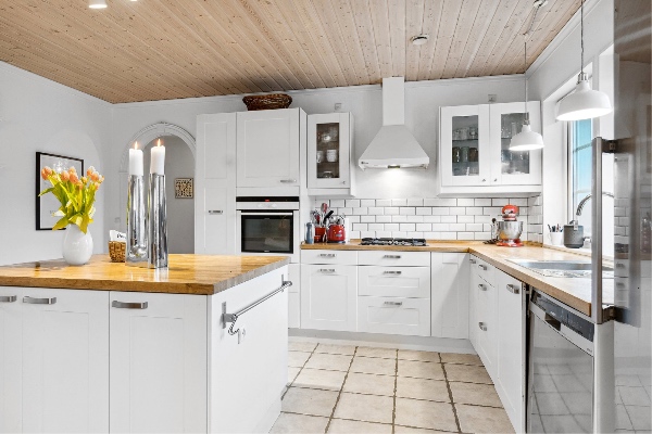 Male loft og væg i tomt hus, på 151kvm