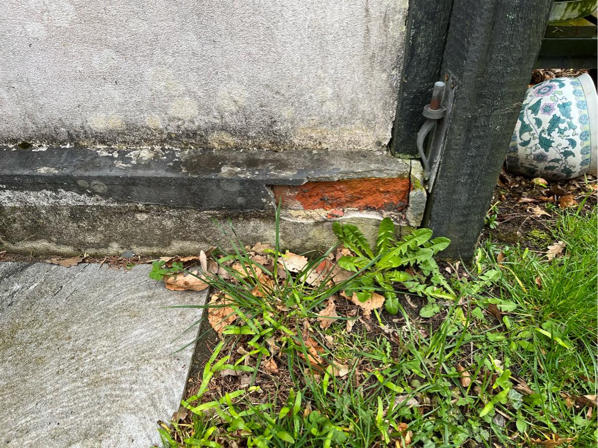 Reparation af sokler. Det meste skyldes at terrassen er lavere end tidligere.