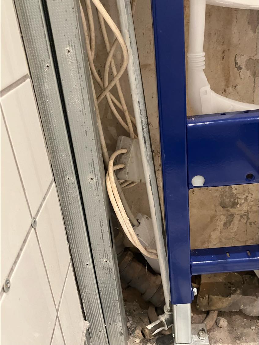 Lavet spots i badeværelse, samt trukket strøm til DUKA ventil