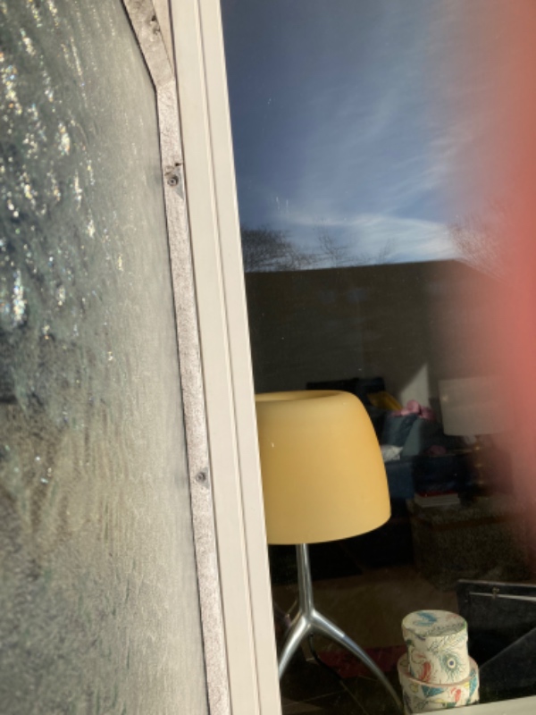 Tage glasplade ned på altan ind mod nabo