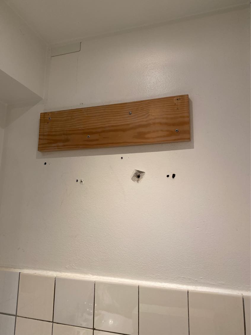 Ophængning af badeværelsesskabe og brusestang