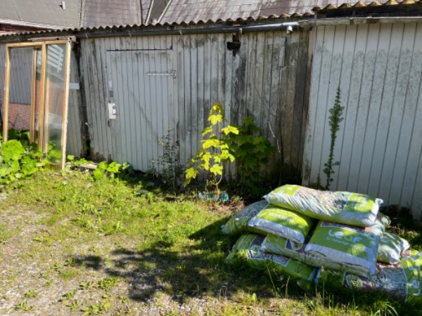 Fjerne ukrudt i baggård