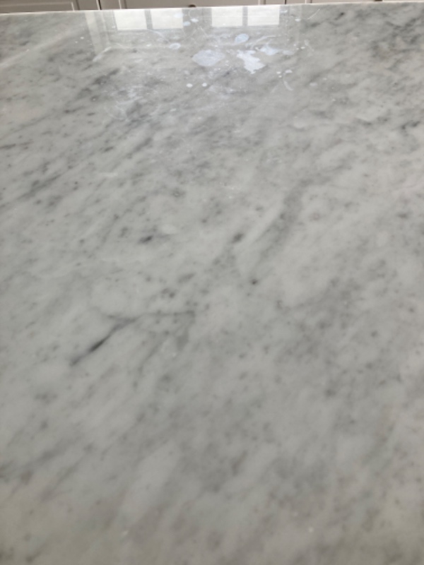 Polering af marmor køkkenbordplade som fjerner ridser og rander. Blank overflade / hvid marmor