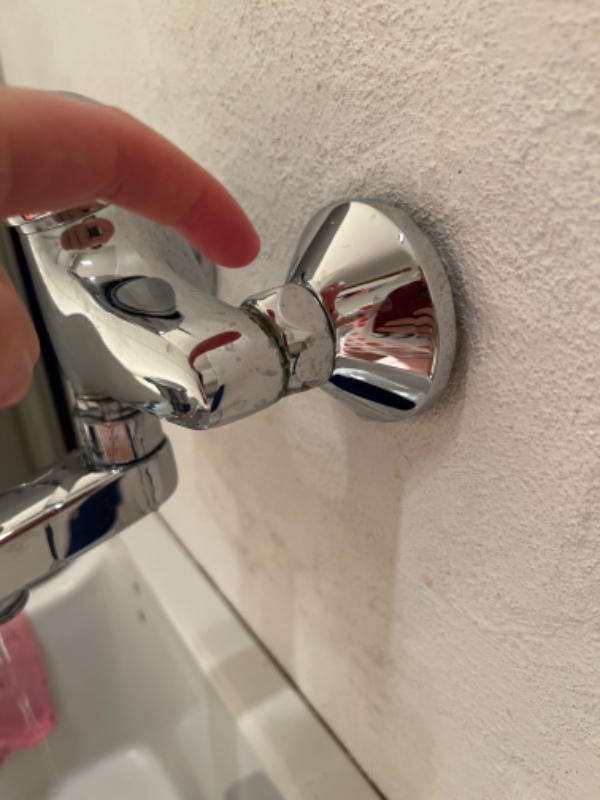 Vandhane i bryggers drypper