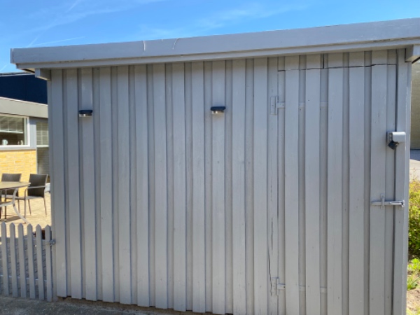 2 yderdøre, carport loft, skue ca 15 kvadratmeter, ca 2 meter hegn