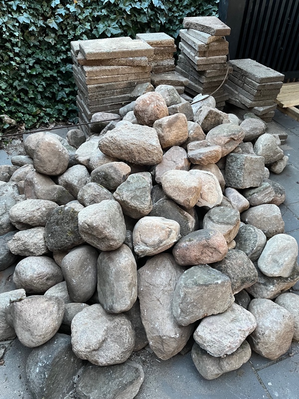 Afhentning af en bunke sten og gamle fliser fra vores carport