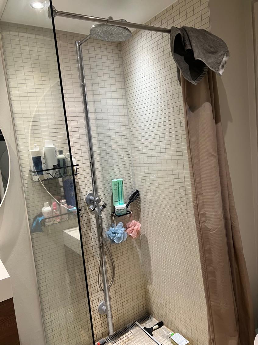 Skiftet armatur på badeværelset til messing. Både bruser og vask