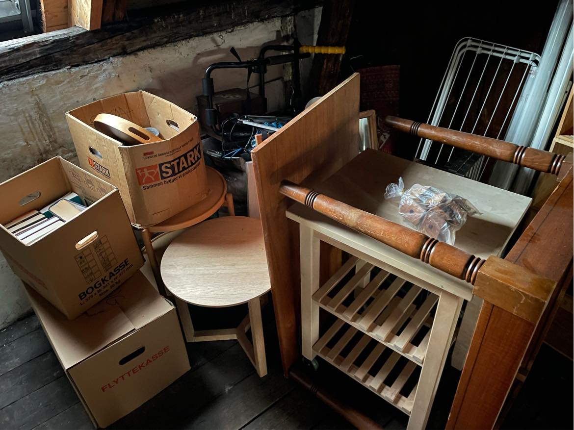 Hente ting på loftsrum og køre det til genbrug
