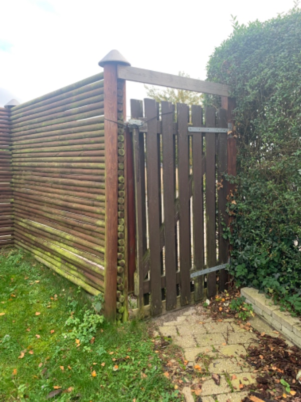 Reparation af havelåge og hegn
