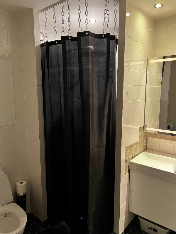 afhentning af nedbrudt beton skillevæge i badeværelse inkl. fliser