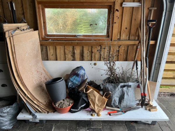 Vi har en større mængde forskelligt affalds som skal på genbrugspladsen