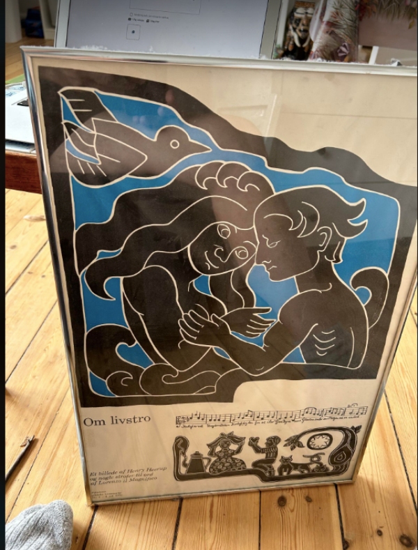 Hængt en tavle og et billede op på væggen