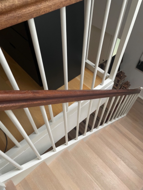 Maling af gelænder på trappe fra stuen til førstesal.