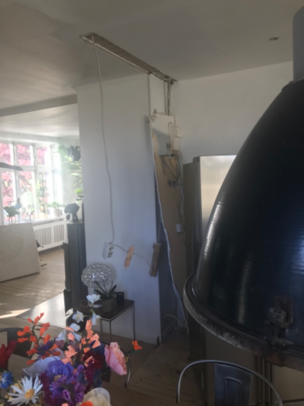 El efter nedrivning af væg