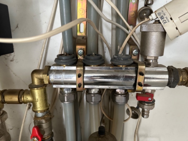 Jeg skal have skiftet ventiler på 3 varmekredse i stueetagen og tre på 1. Sal.