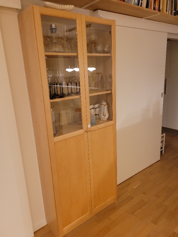 Male Billy-reol med vitrinelåge