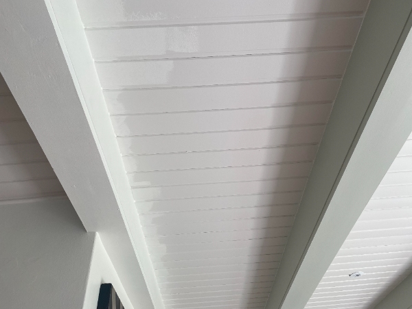 Maling af træloft + en bjælke, ca. 6 kvm.