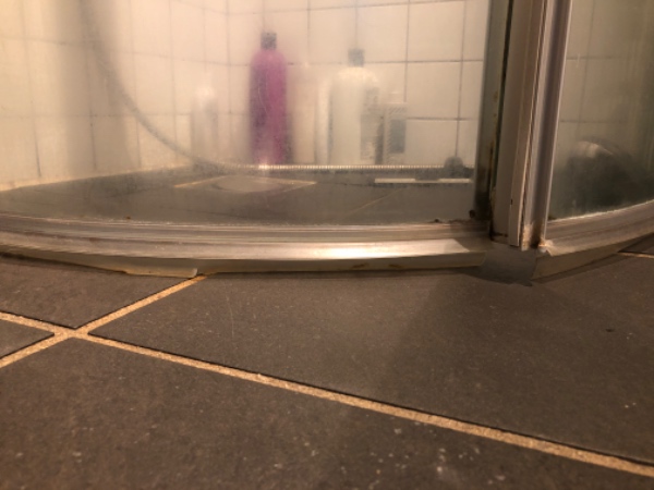 1. Reparere udsugning i badeværelse, 2. Sætte nye gummilister på brusekabine m.m.