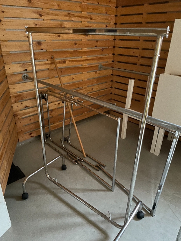 Jeg skal have fjernet butiksinventar og lidt møbler fra Butik til genbrugsstationen.