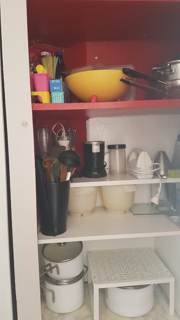 samlet  et skab ( til køl) og flytte et skab og hylder  hænges op igen   skærer 3 hylder af et skab