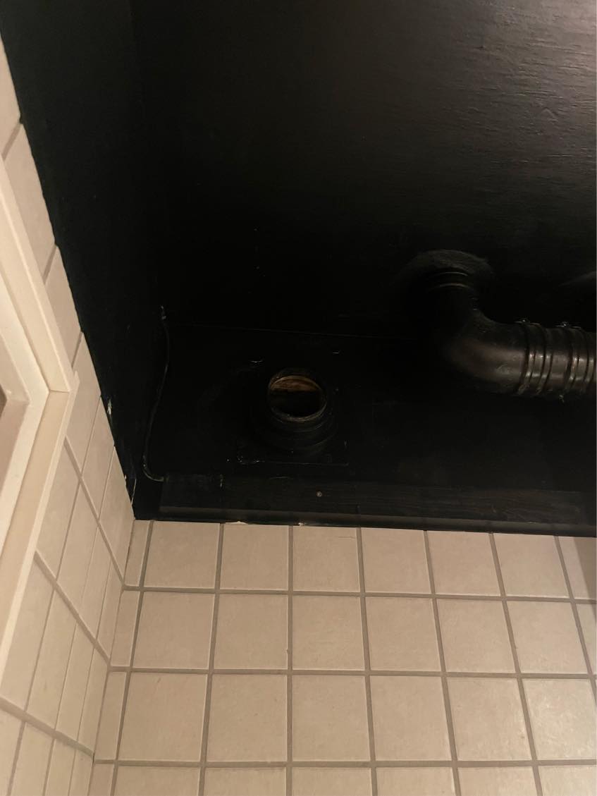 Male loft og lidt af væggen på badeværelse  