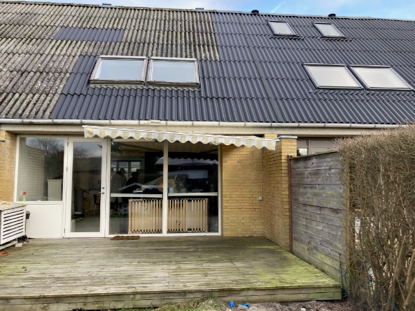 Vores markise hænger skævt og vi vil gerne have skiftet stoffet. Kan det betale sig at reparere