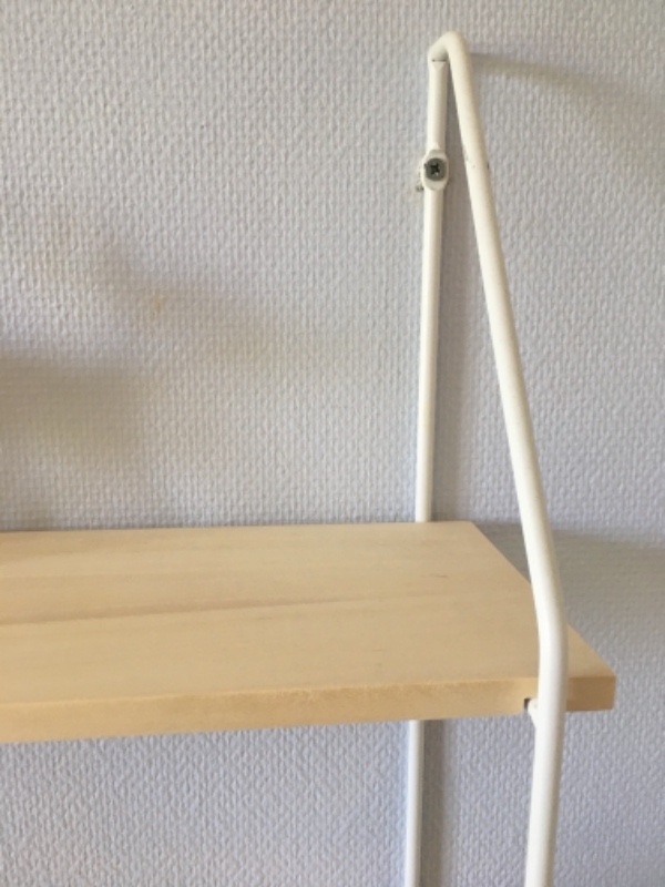 Taget hylder og gardin ned