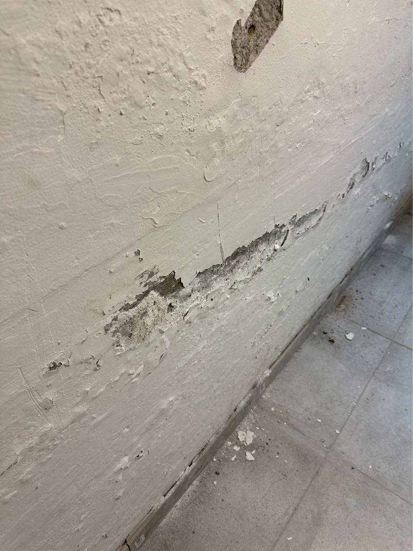 Pudset væg i kælder