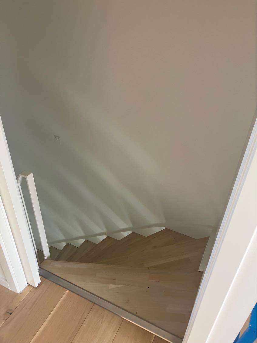 Ophænge lampe i høj trappe