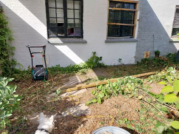 Opsætte billigt hegn mellem mig og nabo, Ca.4 m. og lægge eksisterende fliser igen Ca.9m2.