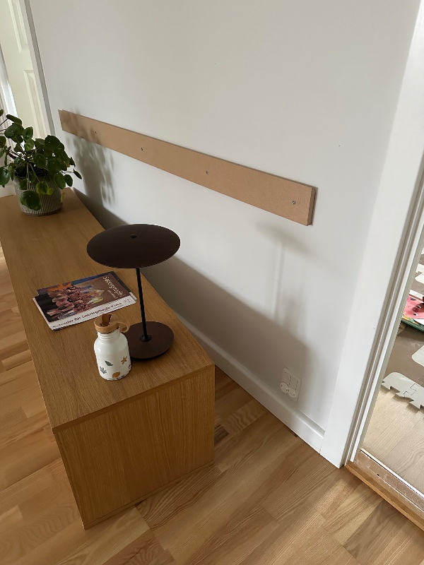 Få skruer skal sættes ind i vægmonteret sidebord