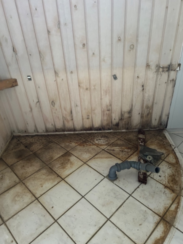 Udskiftning af væg-profilbrædder i badeværelse.