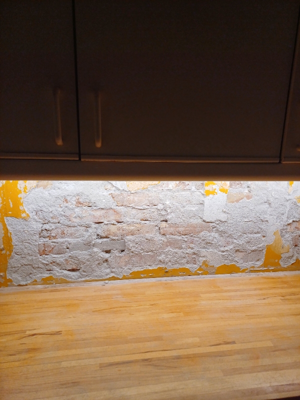 Vi ønsker pudsning af væg efter nedtagning af fliser mellem køkkenbord og  overskabe.