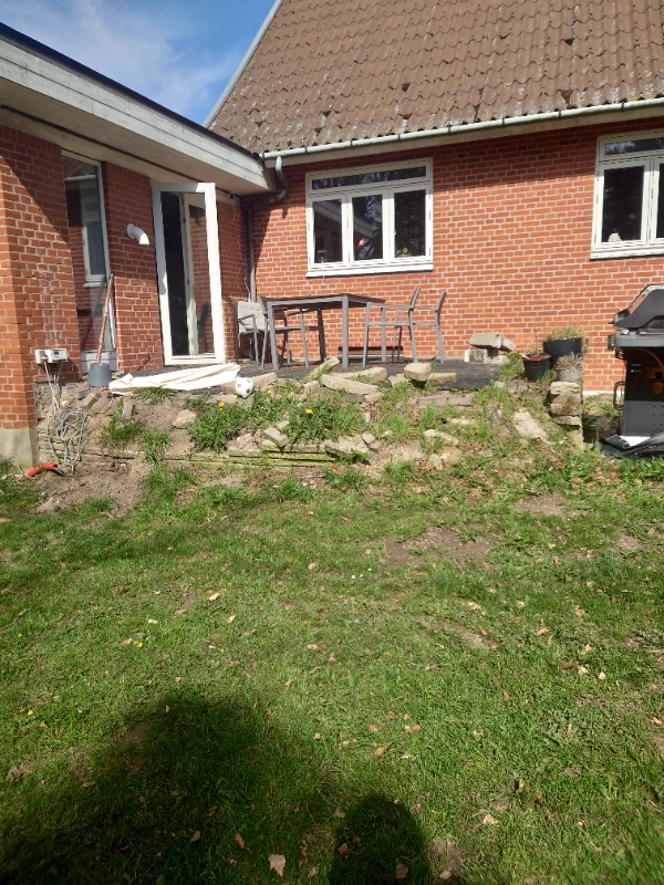 Fjerne terrasse. Fliser og mubrokker